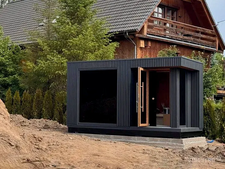 Container sauna & jacuzzi — two functions, one space